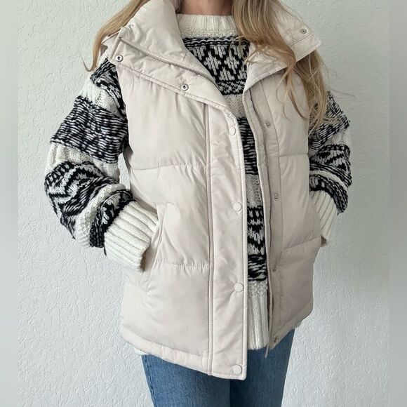 Abercrombie Cream Puffer Vest – Size Small - Picture 1 of 6